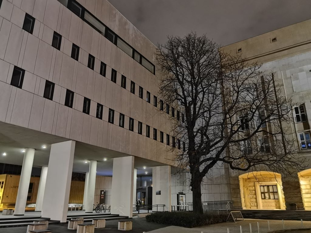 Tryb nocny rozjaśnia fotografie, nie pozbawiając ich szczegółów