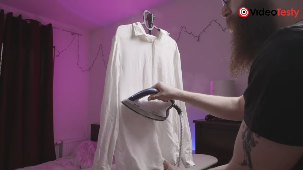 Prostowanie ubrań przy pomocy pary z Polti La Vaporella XT120C