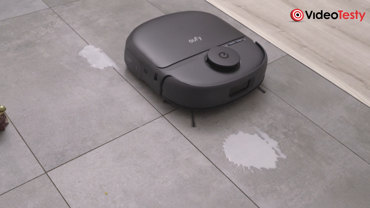 Eufy C28 podczas zbierania rozlanego mleka