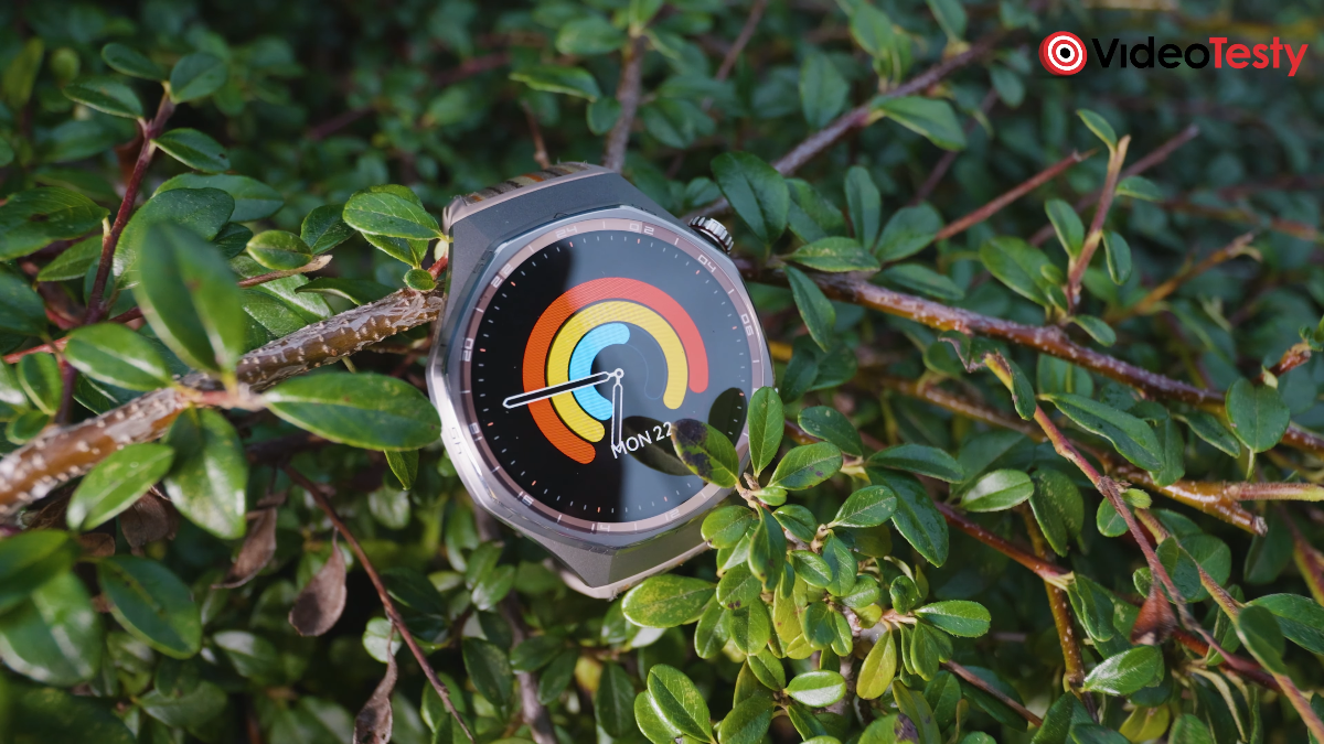 Widok na Huawei Watch GT 6 Pro Safari w krzakach