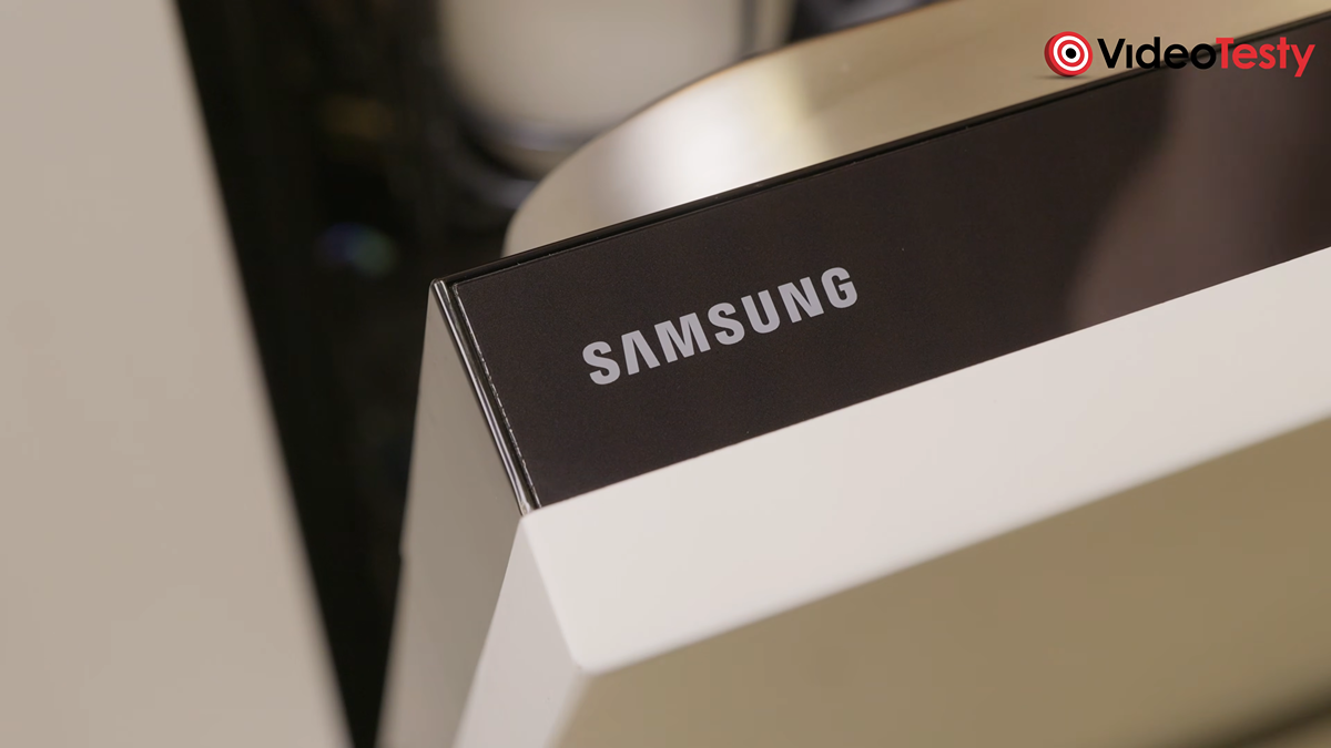 Zbliżenie na logo Samsung na tle czarnego elementu zmywarki