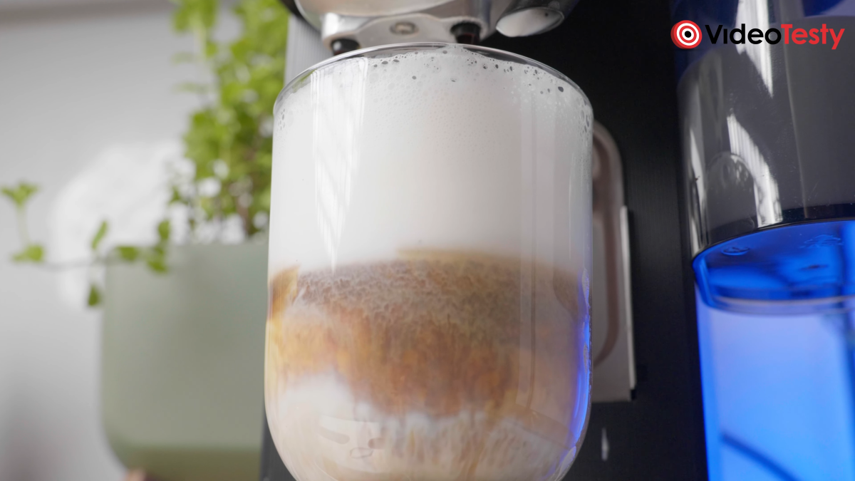 Przygotowywanie cappuccino w szklance po nutelli w Beko CEP5304X
