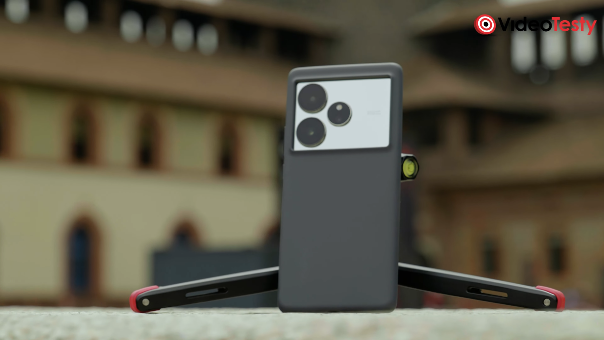 Realme GT 6 stojąc koło zamku