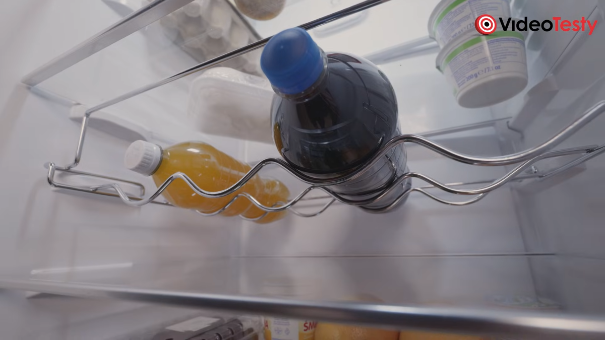 Półka na butelki wewnątrz lodówki