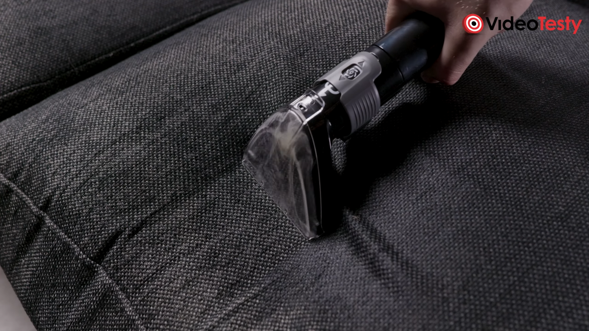Zbliżenie na Bissel SpotClean C5 Pro podczas mycia sofy