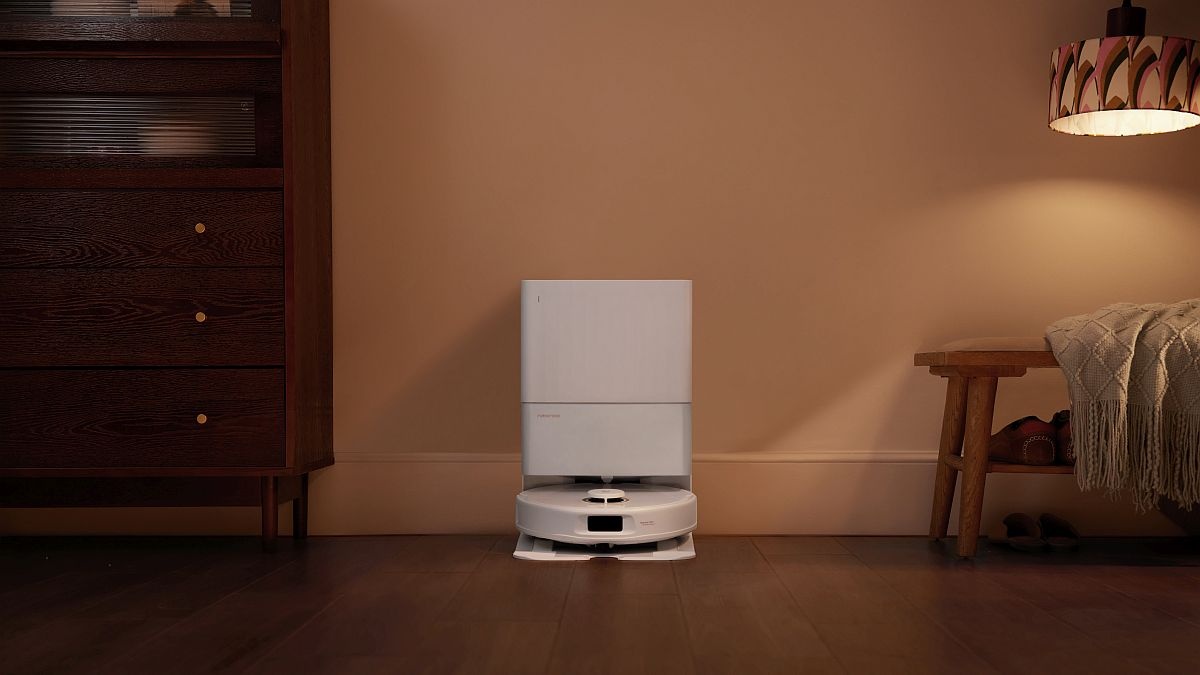 Roborock Qrevo 5AE wygląd robota ze stacją