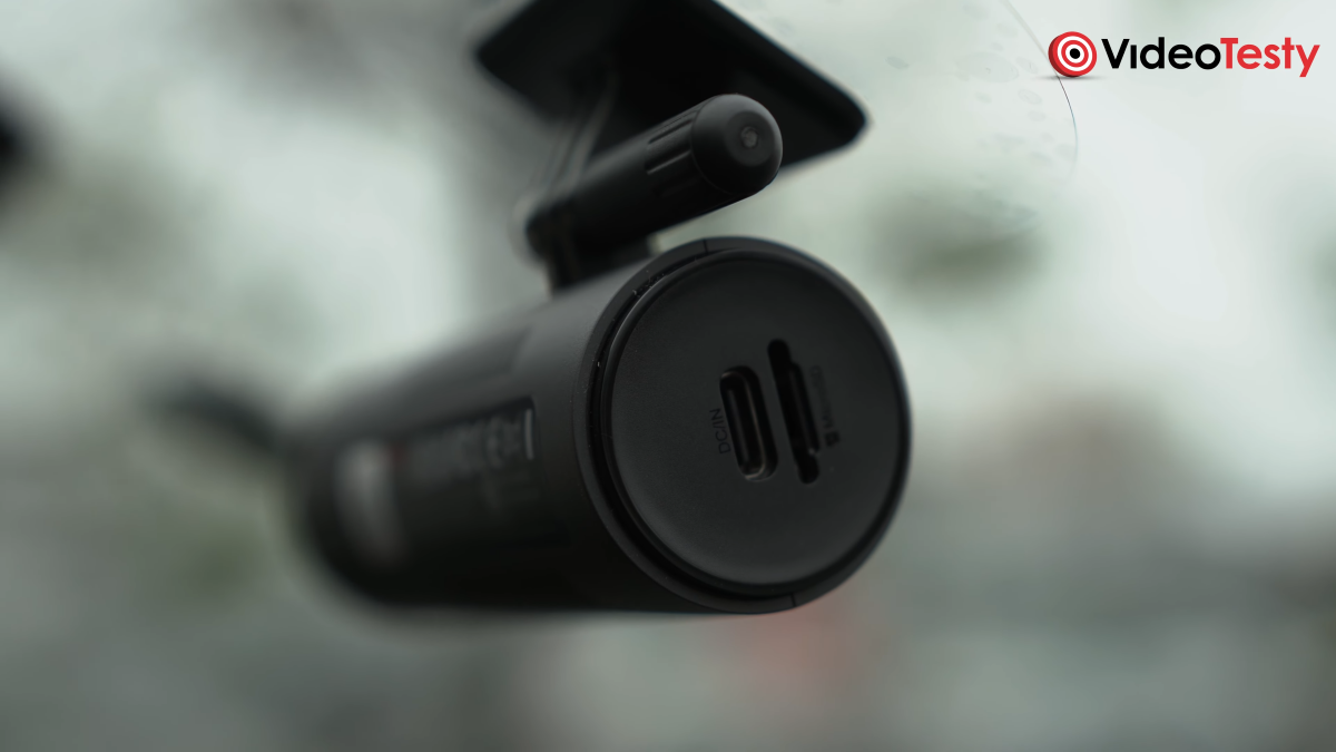 Zbliżenie na port USB-C w 70mai M310