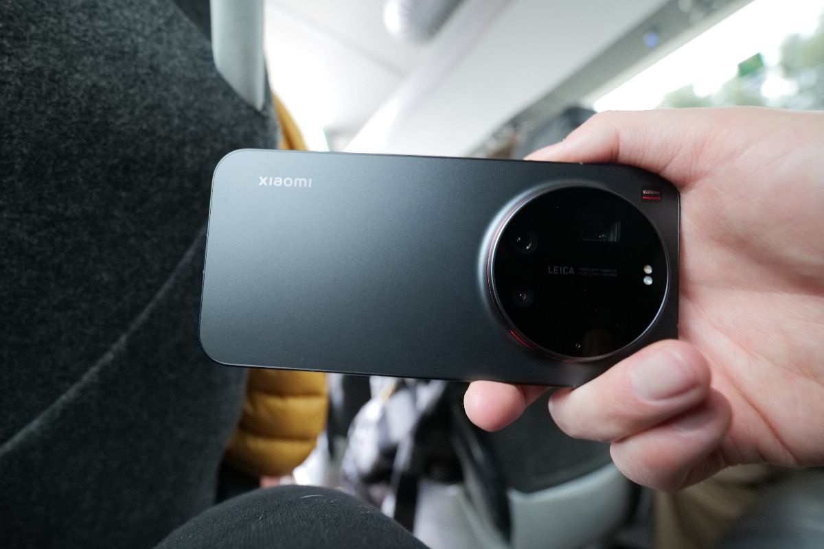 Xiaomi 17 Ultra w wersji czarnej w dłoni