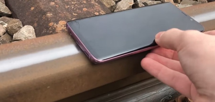 Samsung Galaxy S9 Plus vs Pociąg - Ekstremalny test wytrzymałości