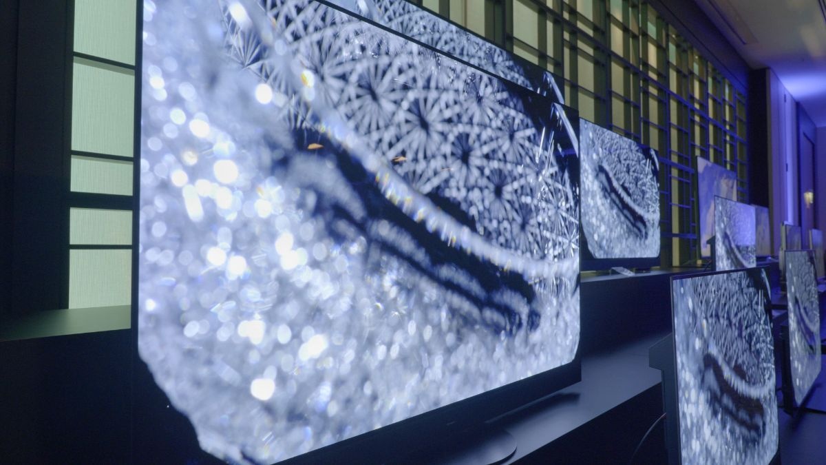Telewizory OLED na Panasonic Experience, stoją koło siebie, w tle japońska tapeta