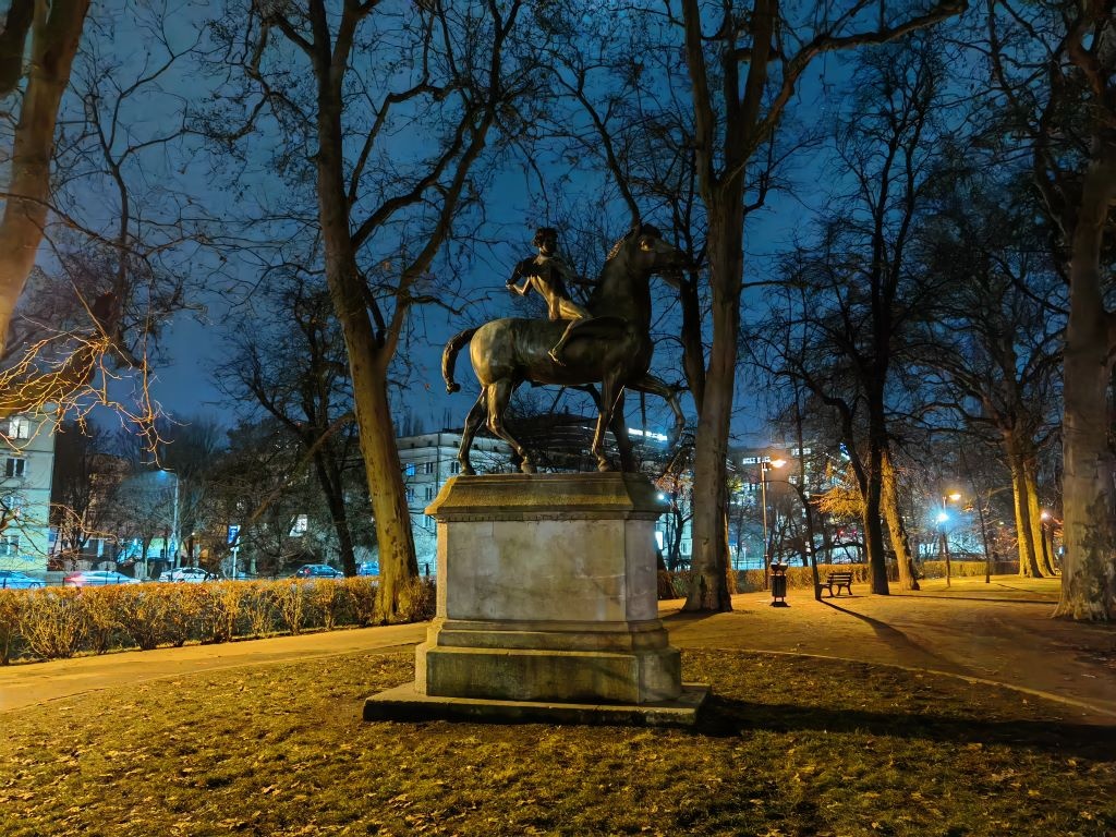 Tryb nocny z głównego obiektywu nie tylko rozjaśnia, ale i nadaje koloru