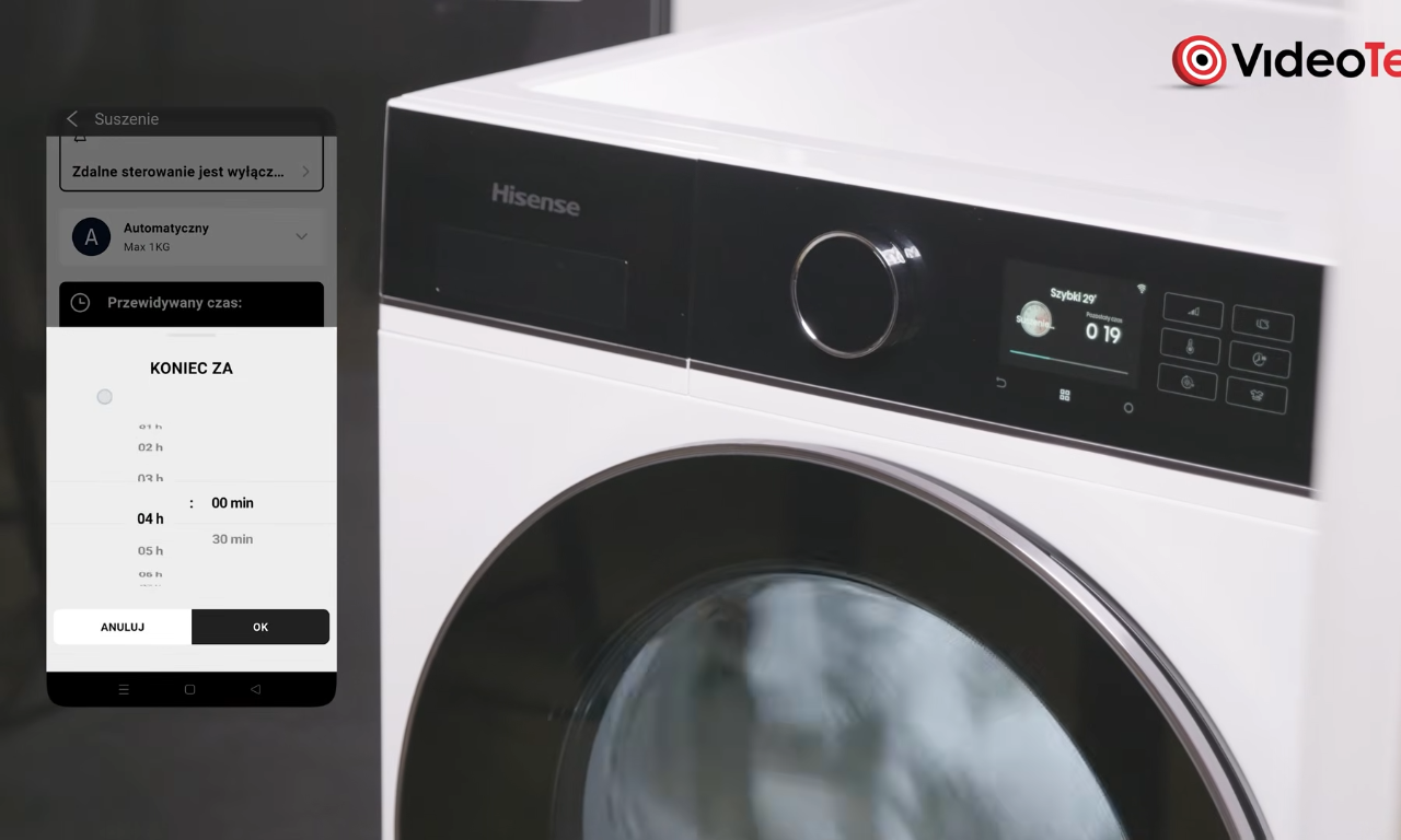Aplikacja na mockupie telefonu znajdującym się koło biało-czarnej suszarki Hisense 5i DH5I104BWAB