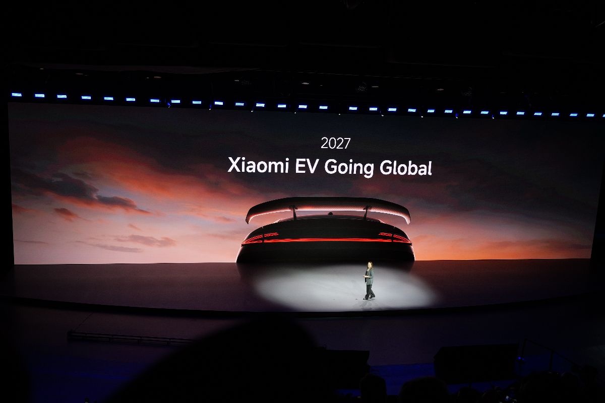 Zdjęcie prezentacji, na której Xiaomi ogłasza wypuszczenie na rynek globalny w 2027 roku swoich samochodów