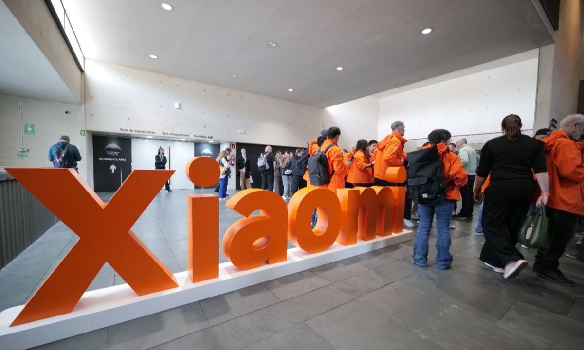 Logo Xiaomi w Barcelonie. Jest pomarańczowe i znajduje się w centrum prezentacyjnym.