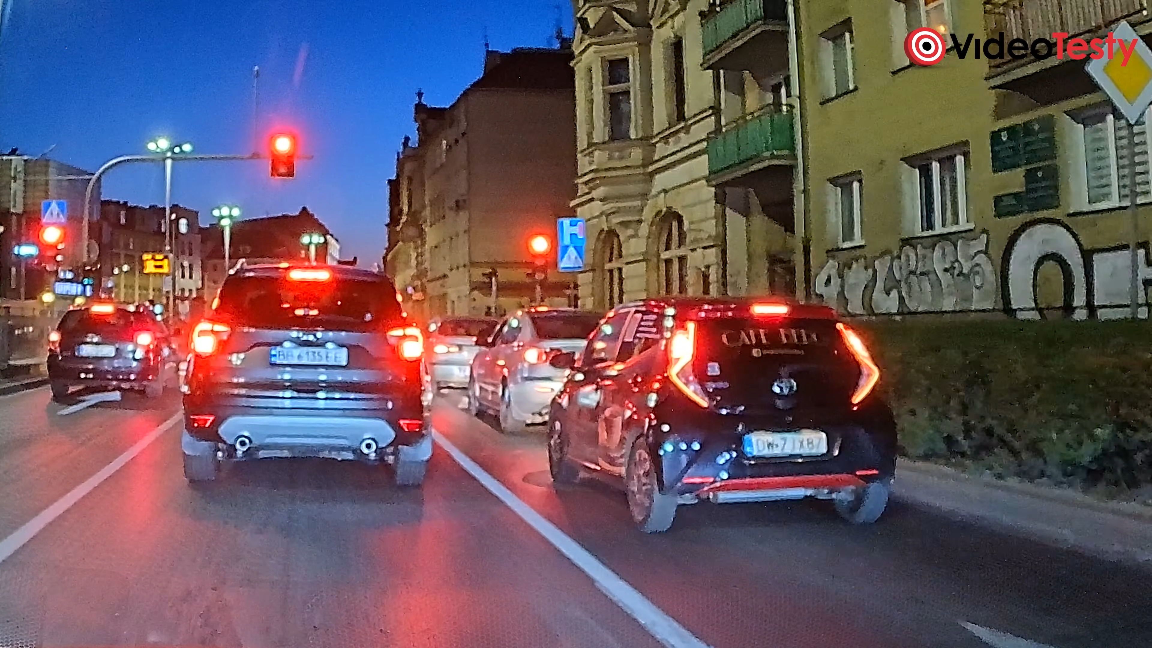 Zbliżenie nocą na widok z kamery DDPAI Z60 Master