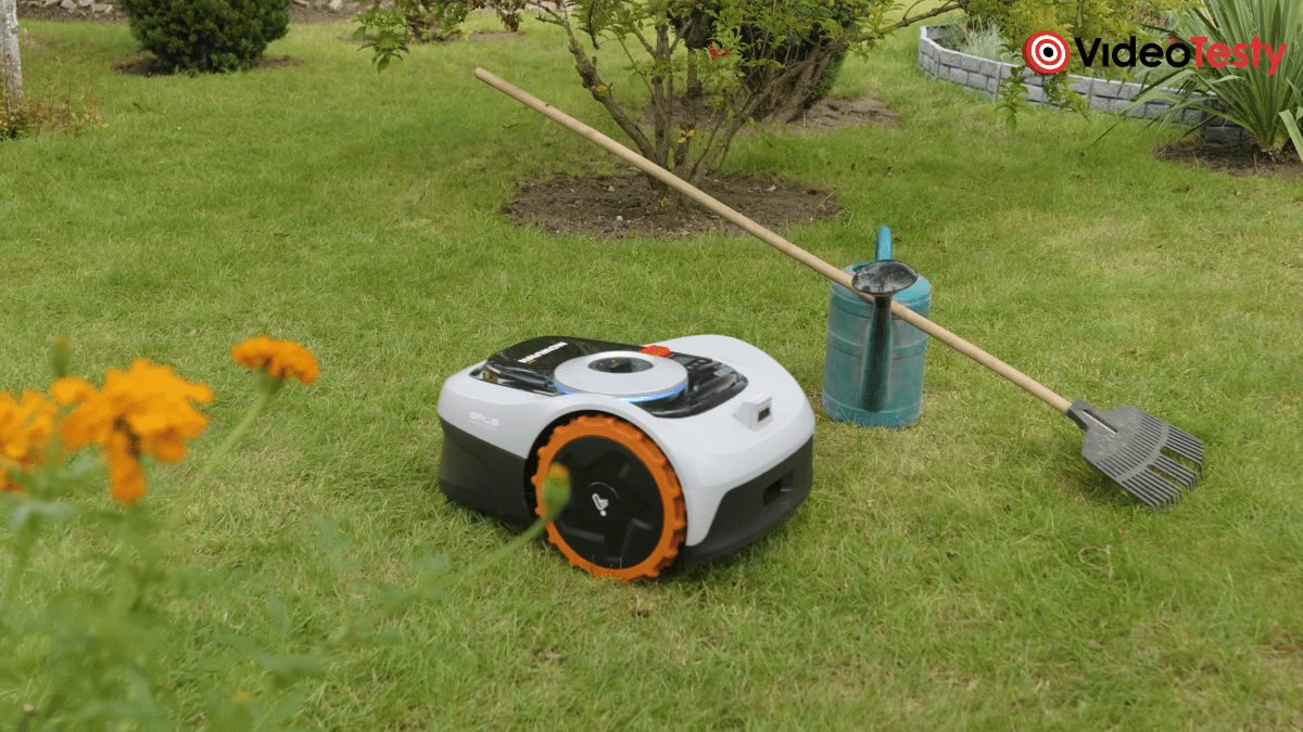 Segway Navimow i105E wymijający przeszkody na trawniku