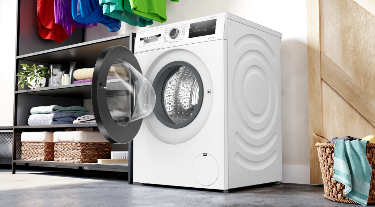 Zdjęcie pralki Beko B5RCNA365ZXBR w łazience, koło stojaka z ręcznikami