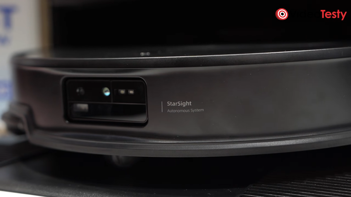 Zbliżenie na kamerę czarnego robota Roborock Saros 20