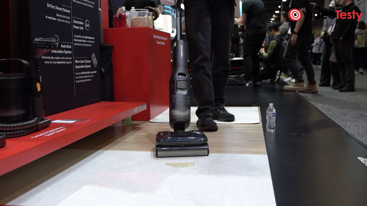 Mycie podłogi na CES 2026 Roborock F25 Ace