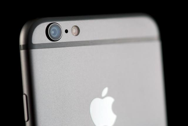 Apple umieści w iPhonie 7 podwójny aparat i porzuci wystający obiektyw?