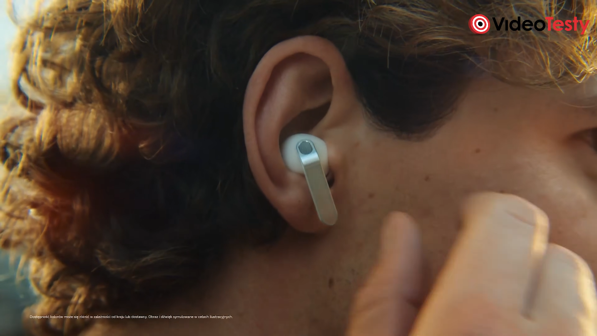 Samsung Galaxy Buds4 w uszach na grafice od producenta