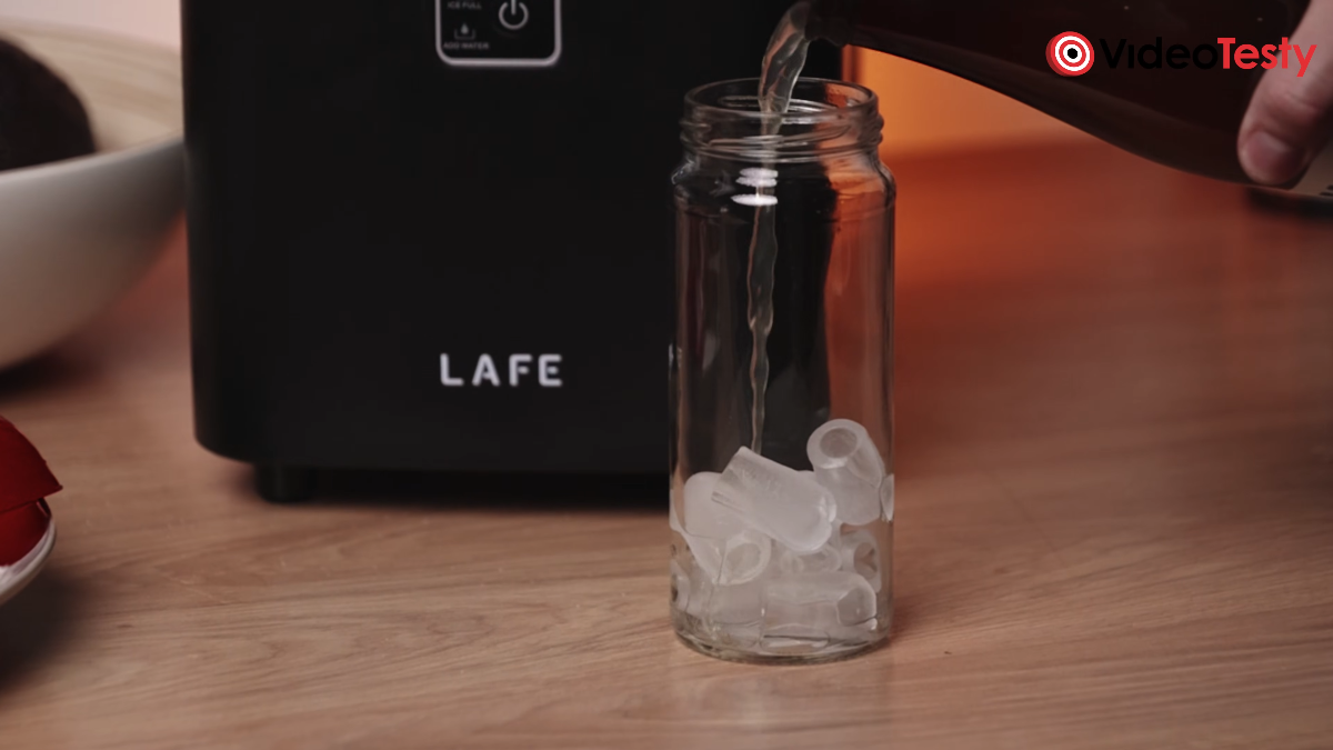 Nalewanie napoju do kostkarki Lafe Ice Cube Maker