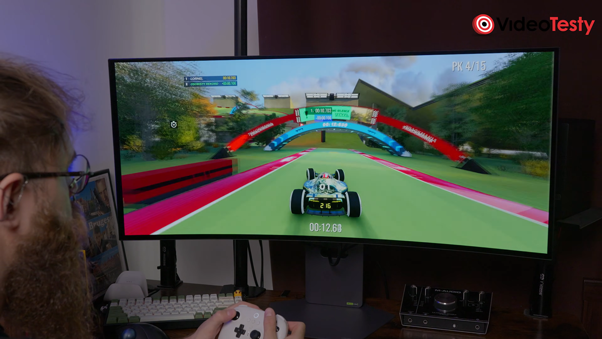 Mężczyzna na LG UltraGear evo GX9 gra w Trackmanię