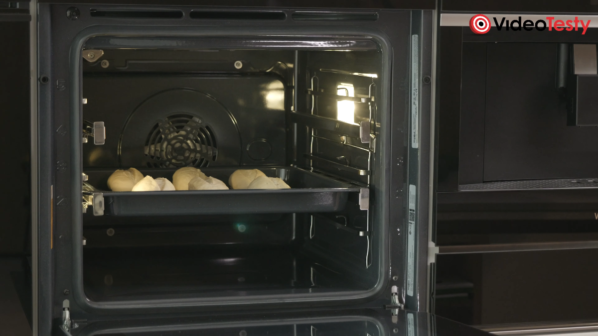 Wnętrze komory piekarnika Whirlpool WOI11P8FHT2SBAF