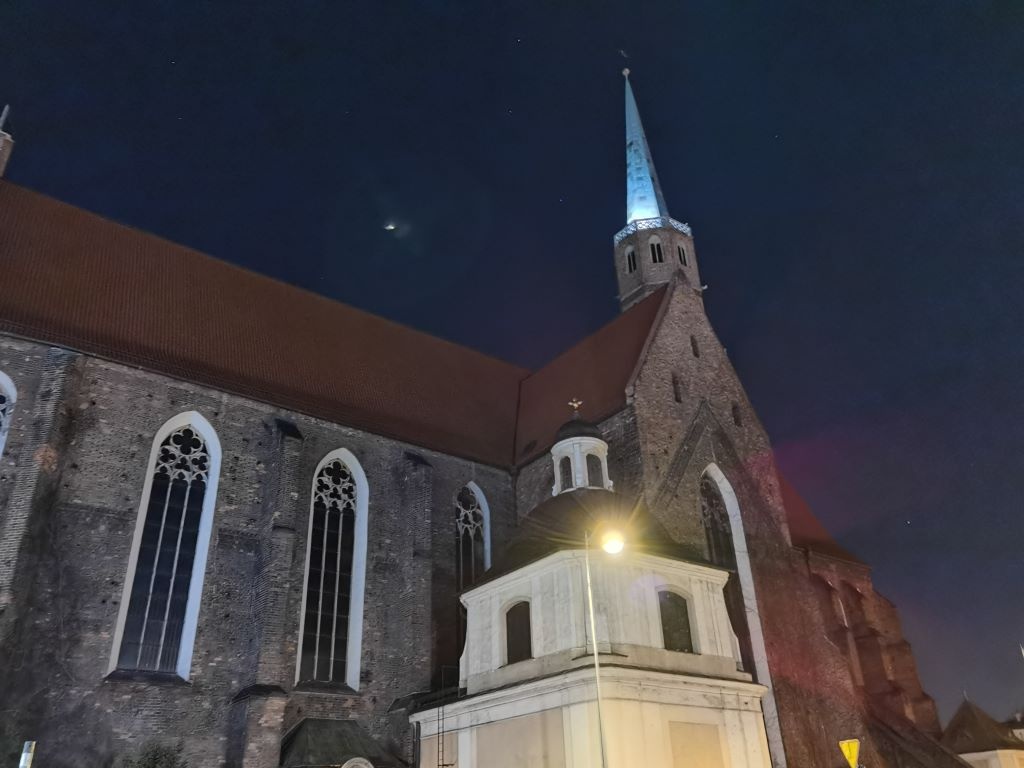 Zdjęcie w trybie nocnym - na bokach kadru widać różny poziom detali