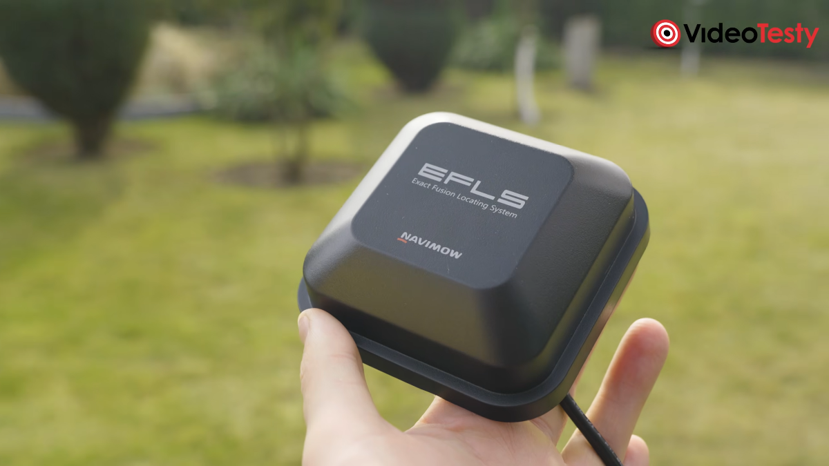Antena RTK do Segway Navimow i208 AWD w dłoni