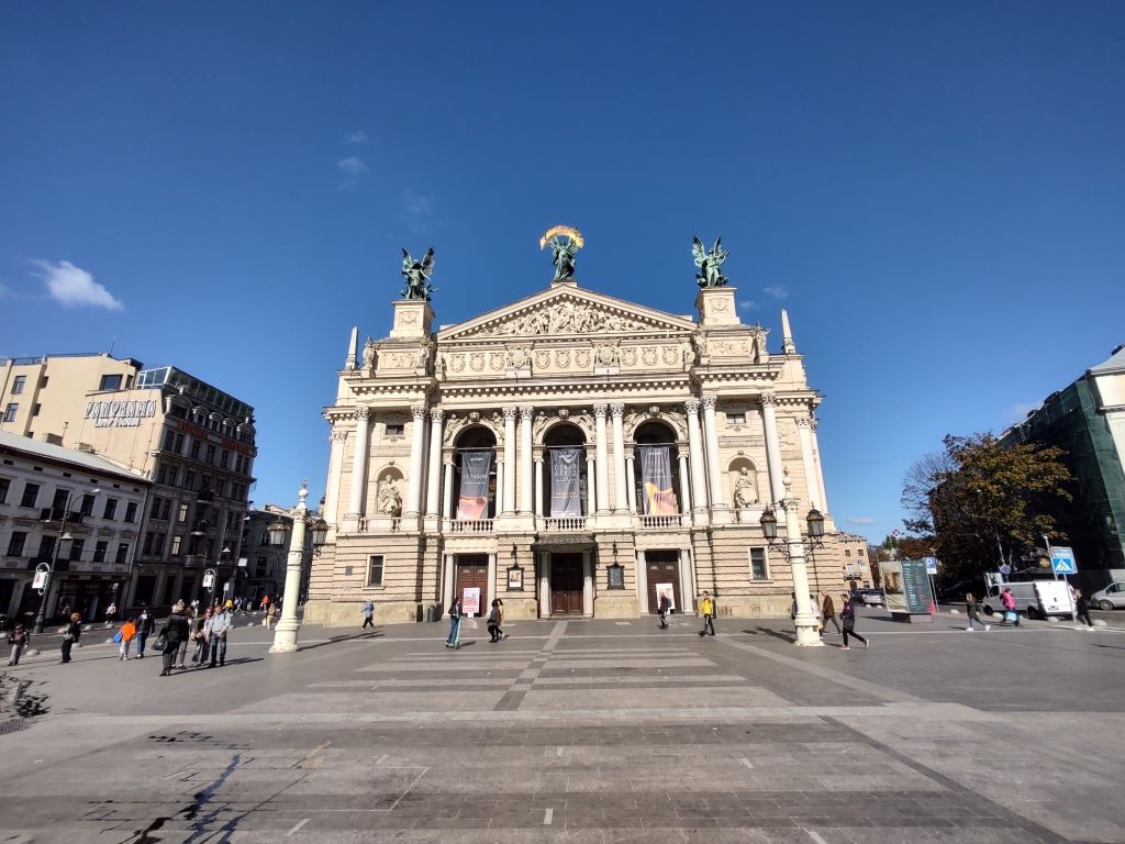 Ultraszerokokątne ujęcie na operę z Motoroli Edge 20 Pro