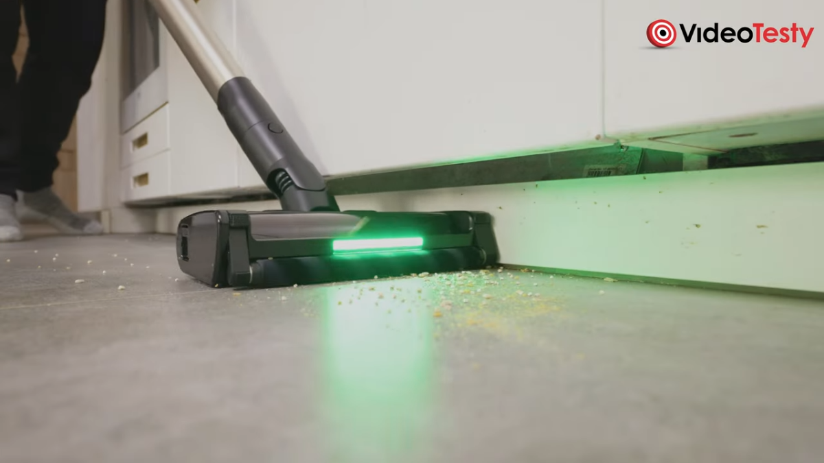 MOVA G70 podjeżdża pod meble kuchenne