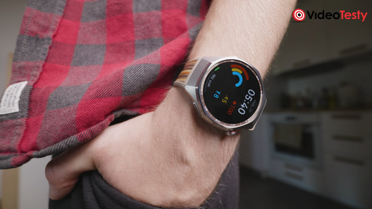 Huawei Watch GT 6 Pro Safari na ręce wsadzonej w kieszeń