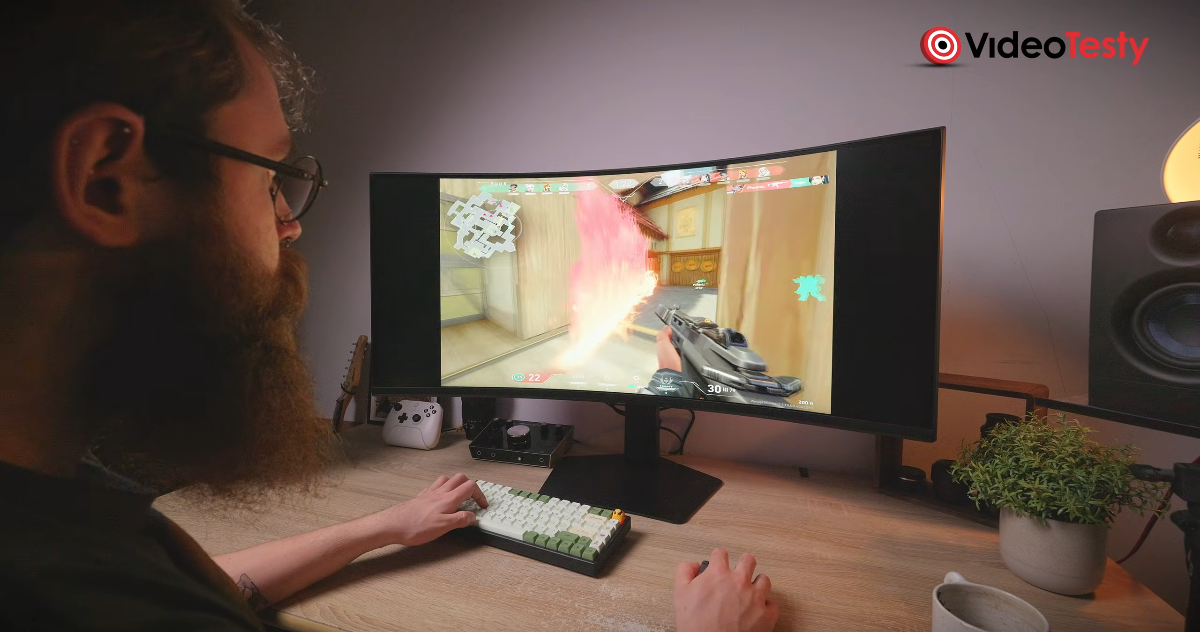 Mężczyzna gra w Valorant na Samsung Odyssey G75F 40"