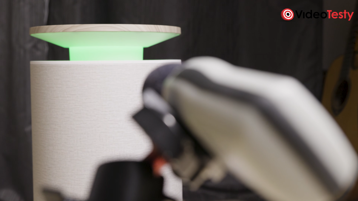 Decybelomierz przed białym oczyszczaczem z zielonym podświetleniem