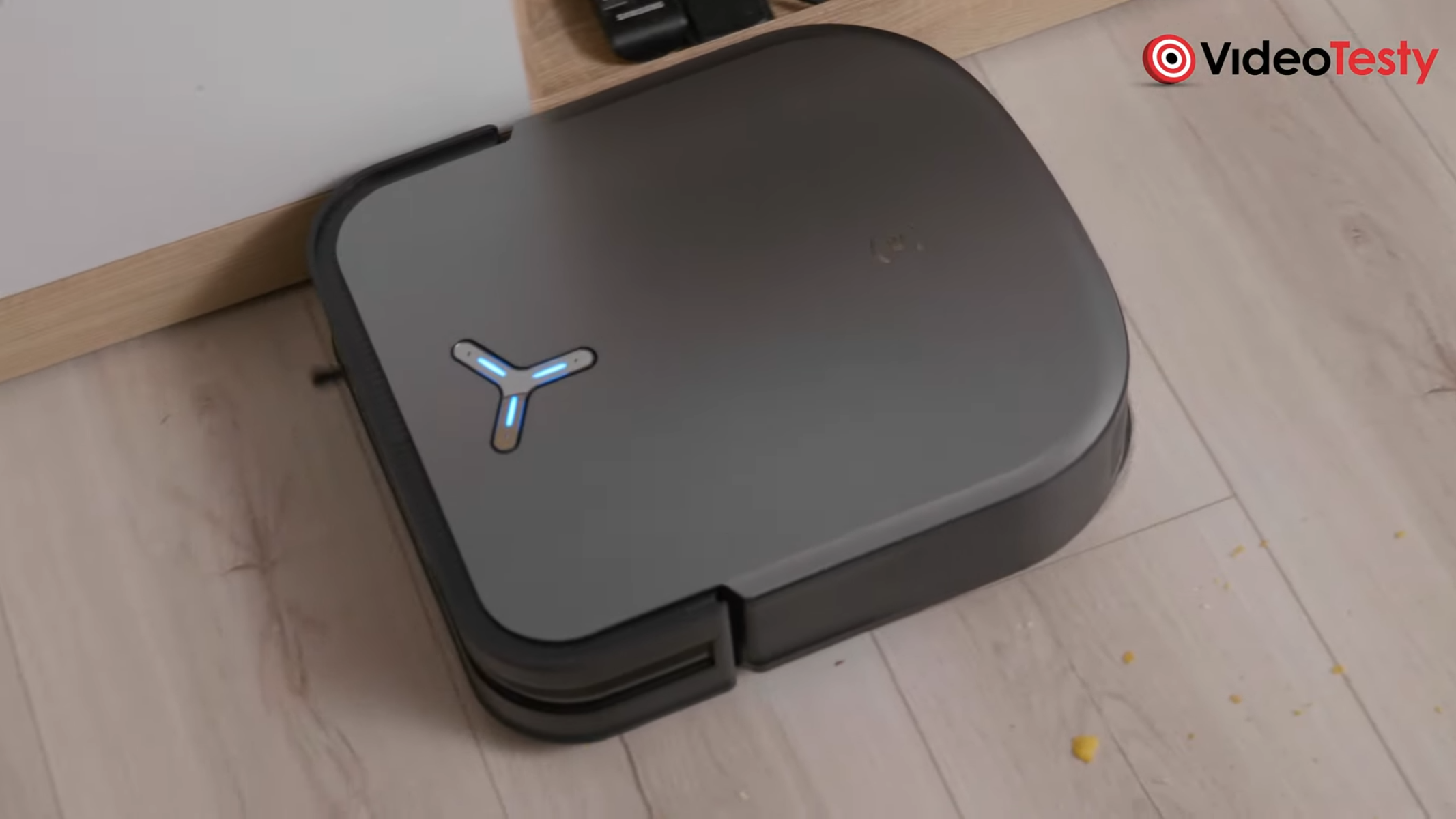 Ecovacs Omni X2 sprzątający przy krawędzi