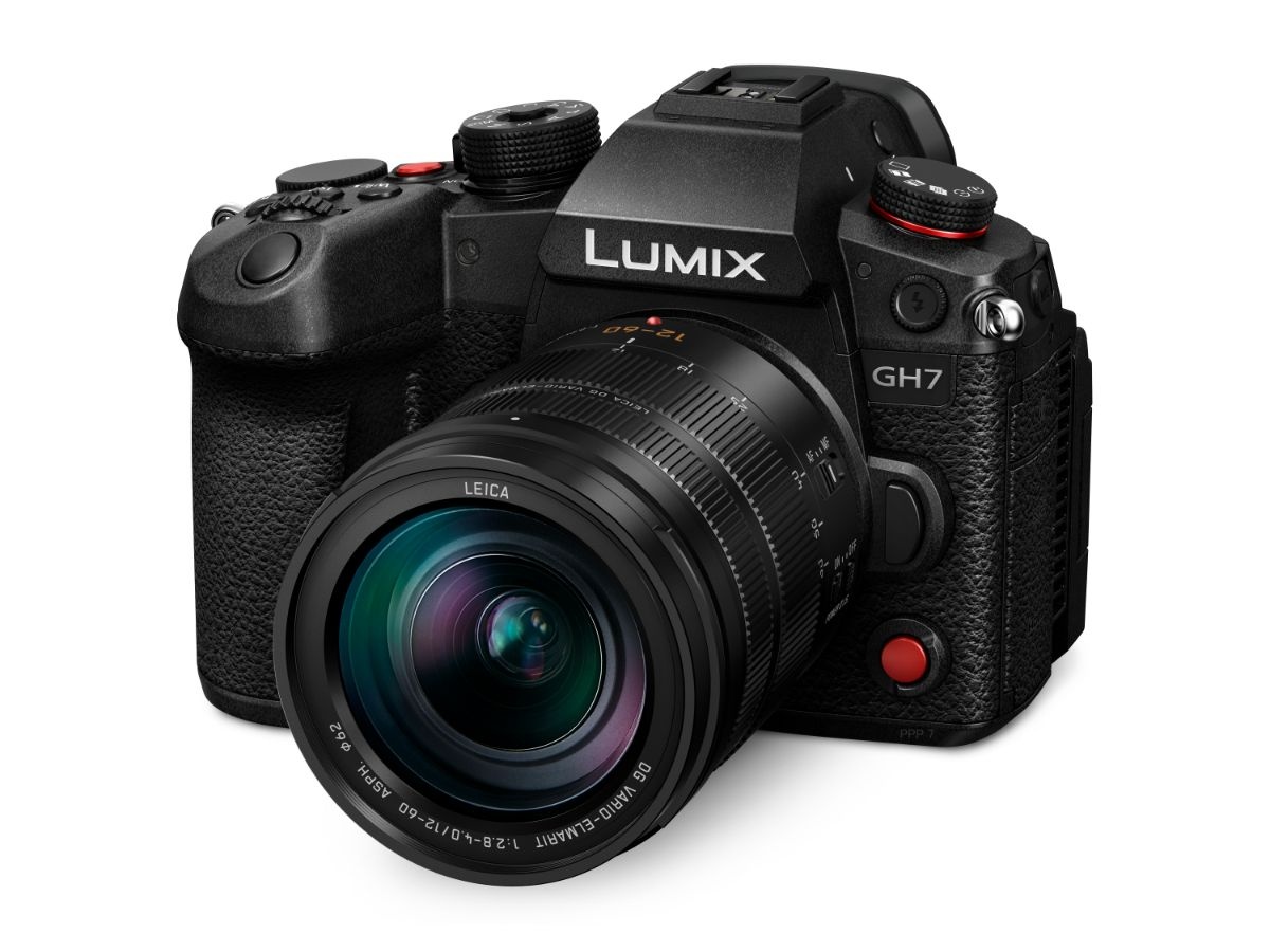 Lumix GH7 na białym tle, czarna kamera widziana pod kątem