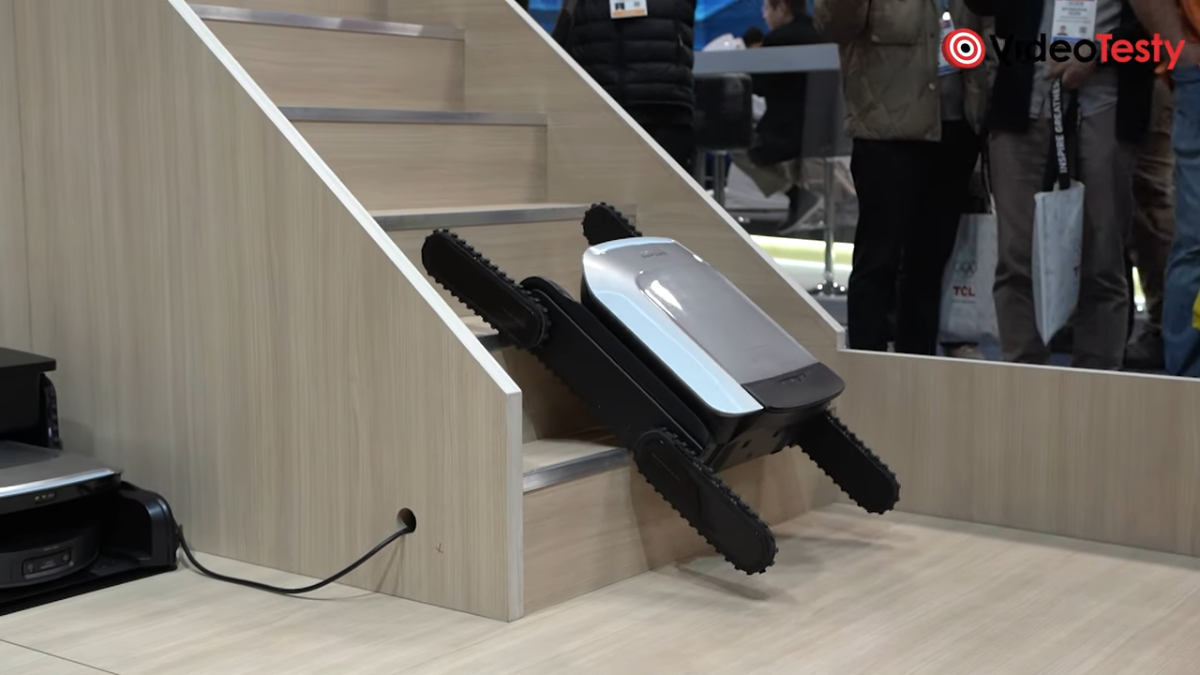 Robot z gąsienicami wjeżdża po schodach