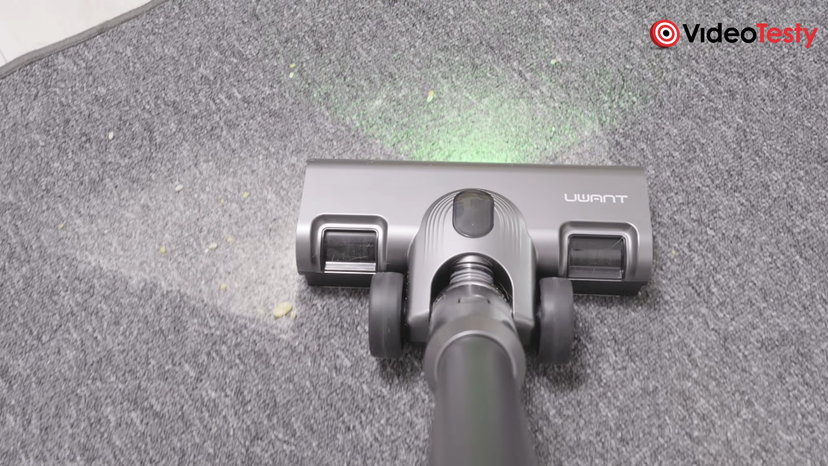 Widok z bliska na odkurzanie dywanu przy pomocy UWANT V600