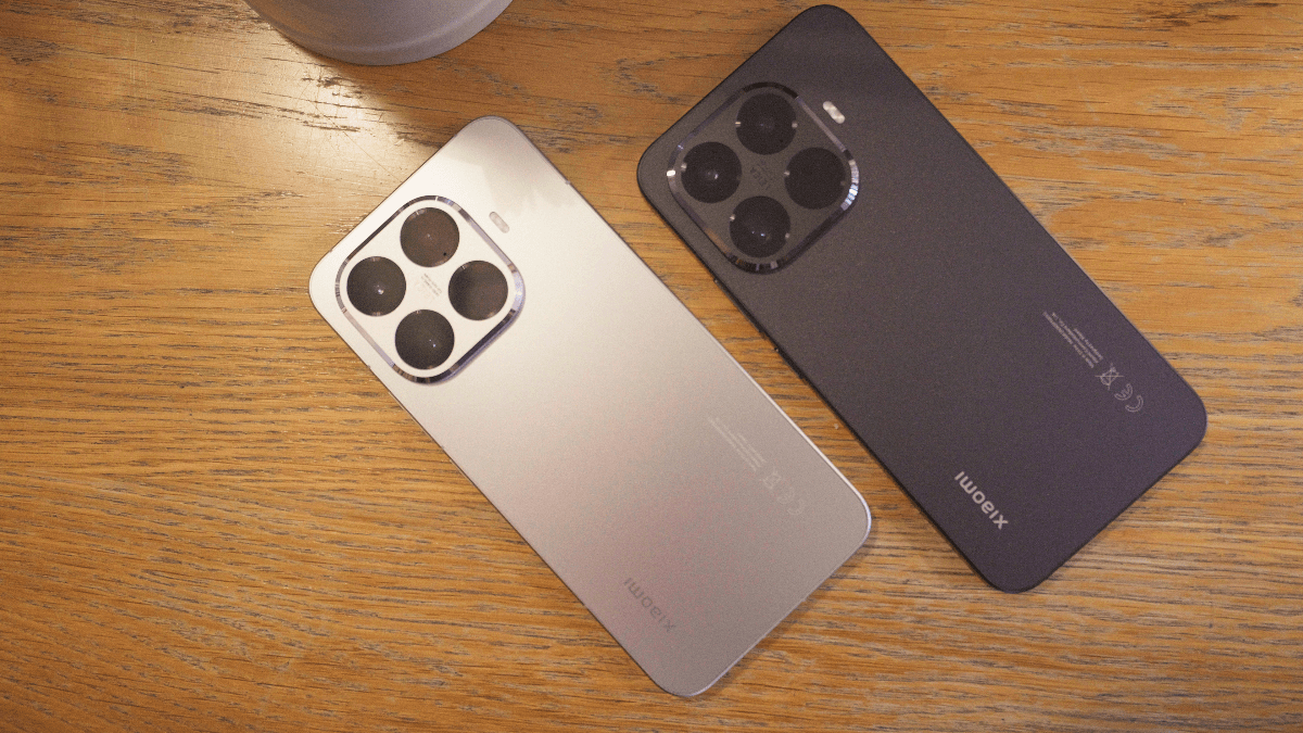 Dwa kolory tego samego smartfona Xiaomi 15T Pro widziane od góry, na brązowym stole. Jeden smartfon jest czarny, drugi jest srebrny