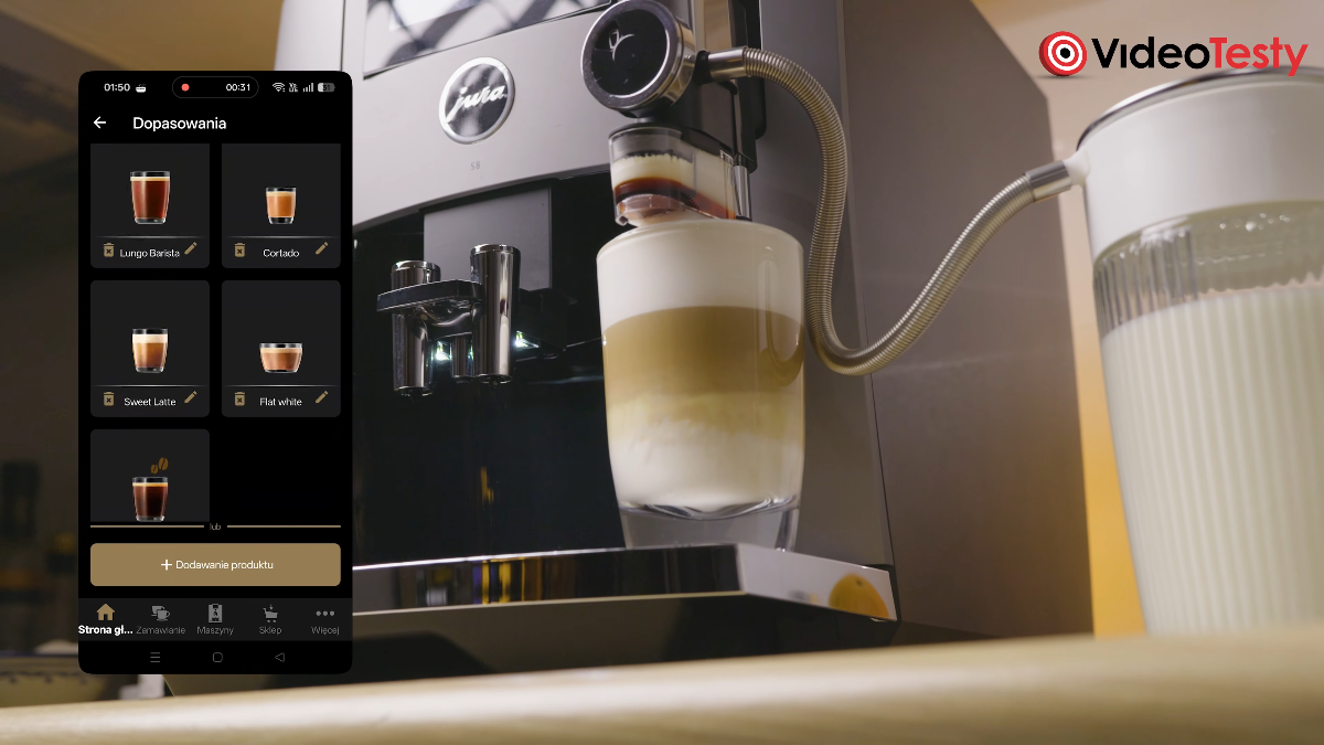 Aplikacja pokazująca dopasowania kaw widoczna na tle ekspresu przygotowującego latte macchiatto