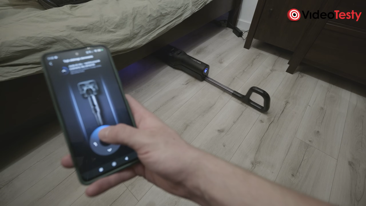 Sprzątanie pod łóżkiem przy pomocy Roborock F25 Ultra