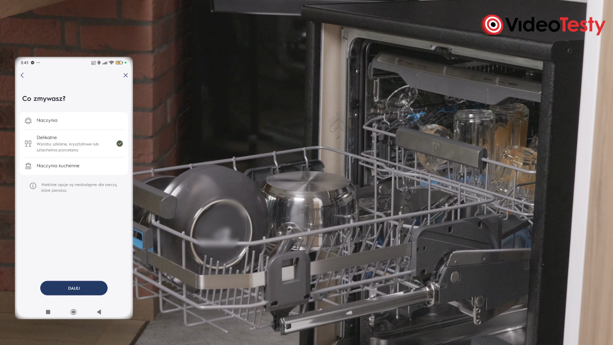 Widok na aplikację asystenta zmywania koło zmywarki Electrolux EEC87600W