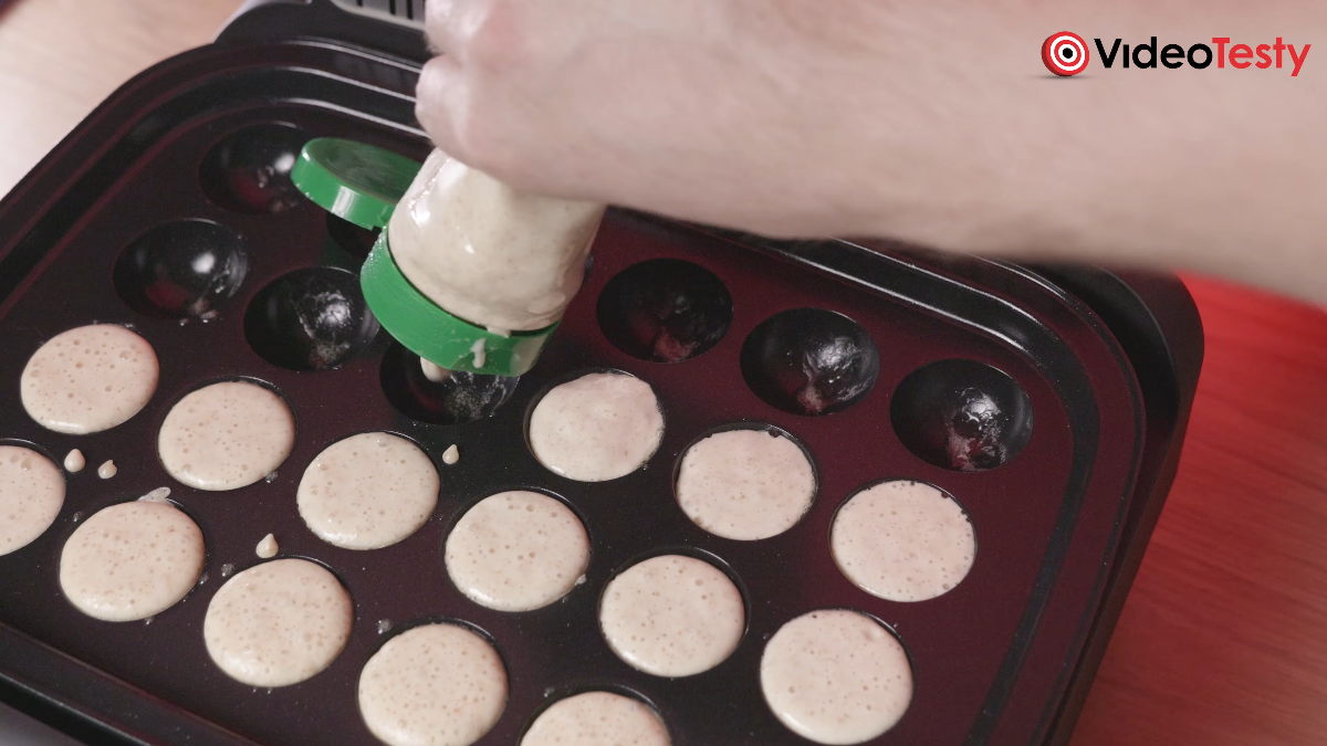 Płyta do poffertjes (czarna) z nalanymi naleśniczkami