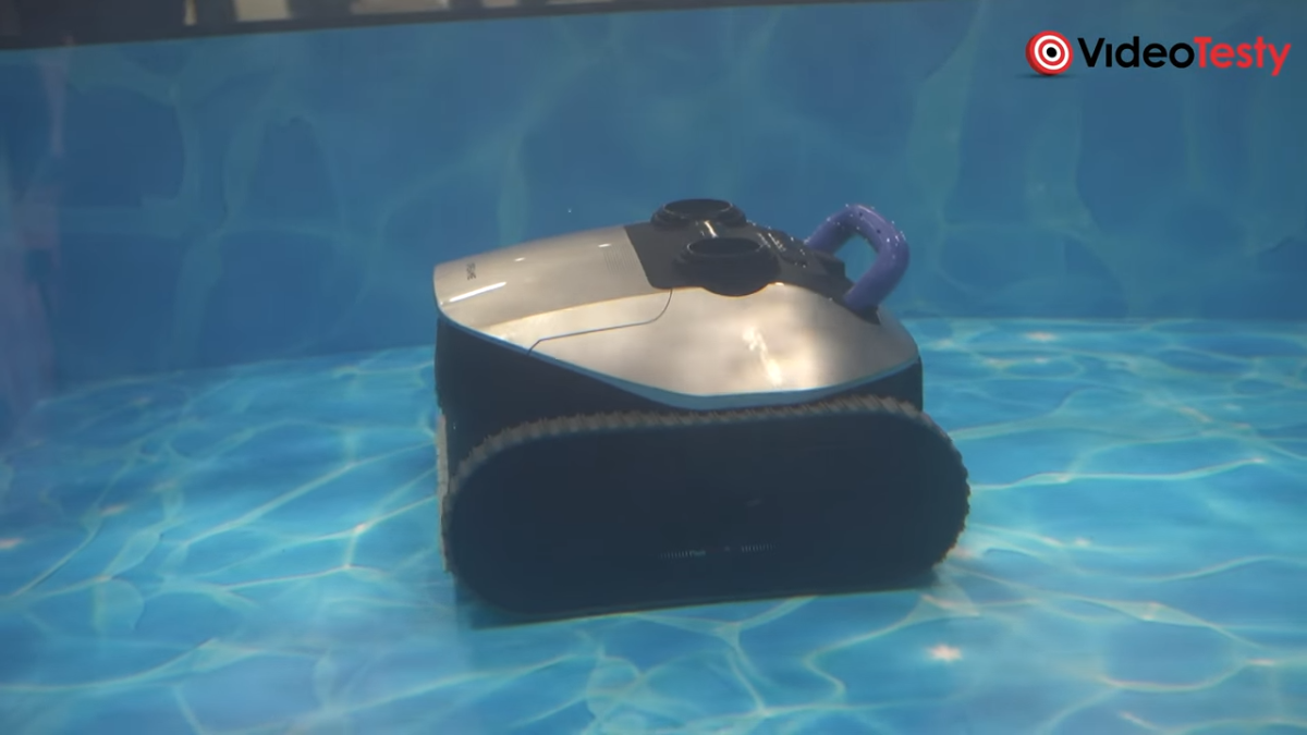 Srebrno-czarny robot pod wodą na stoisku CES 2026