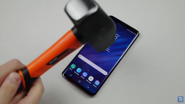 Samsung Galaxy S9+ kontra nóż i młotek - Test wytrzymałościowy