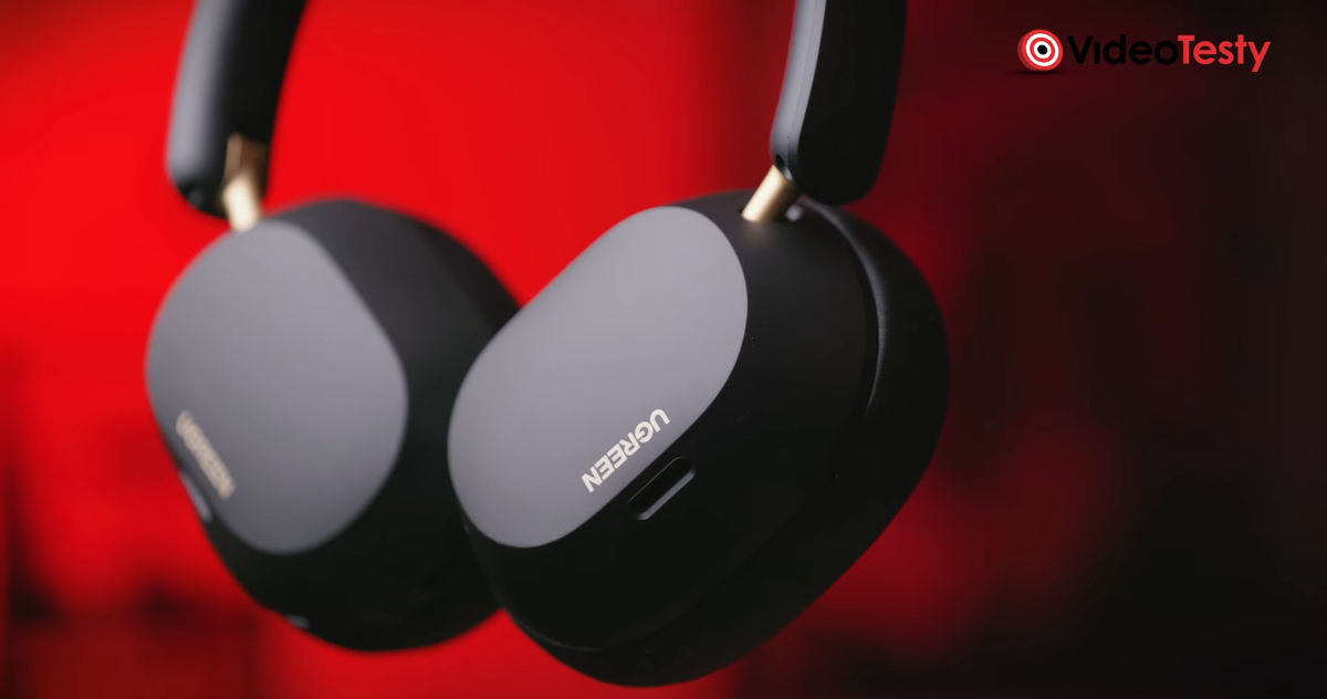 Czarne słuchawki na czerwonym tle