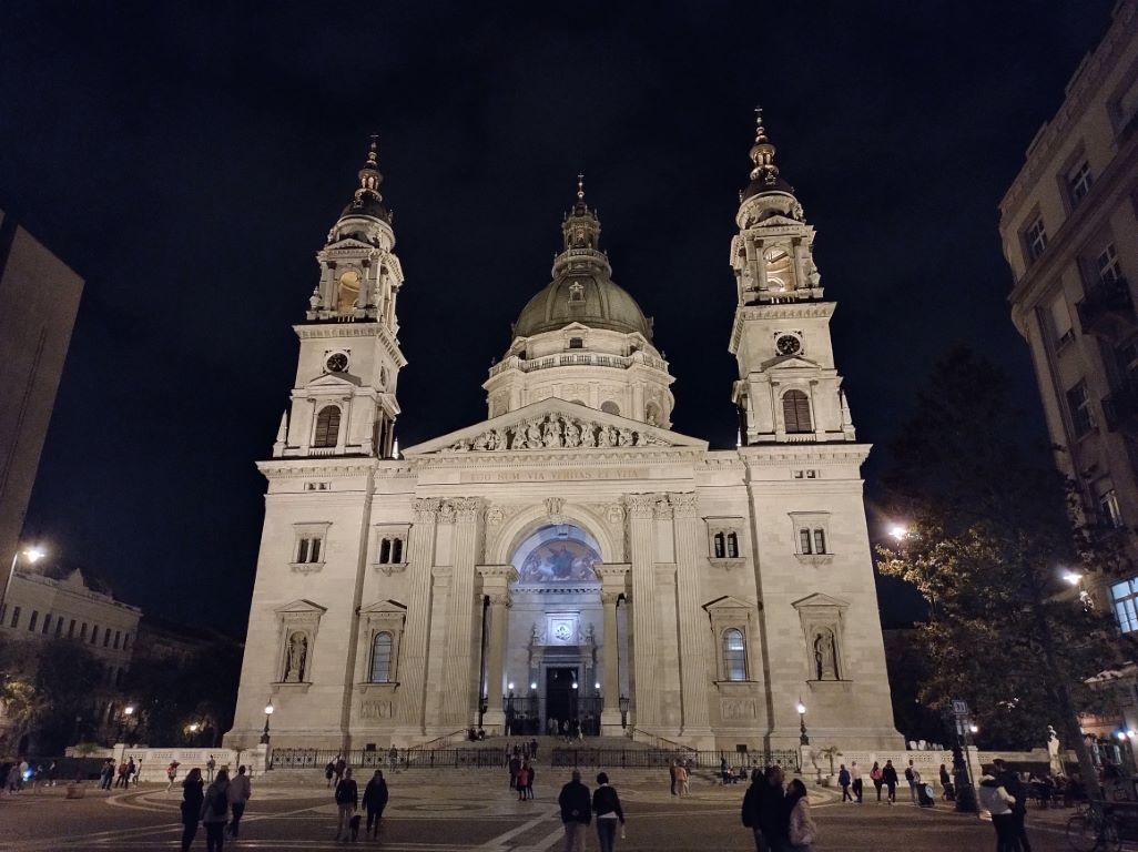 Zdjęcie Bazyliki Św. Stefana z obiektywu głównego w trybie automatycznym nocą