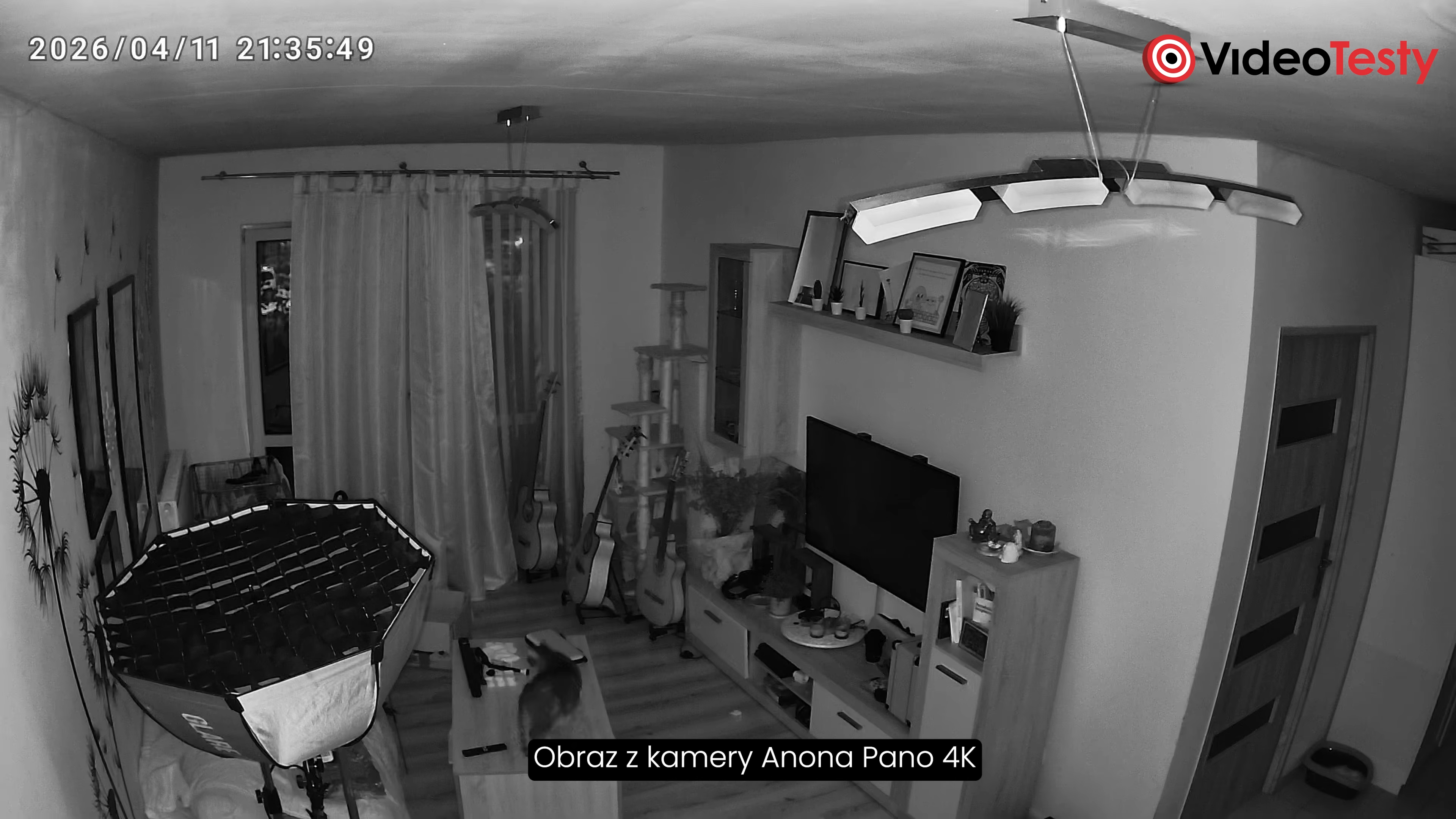 Nocny obraz w kamerze Anona Pano 4K, widać salon po zmroku (czarno-biały)