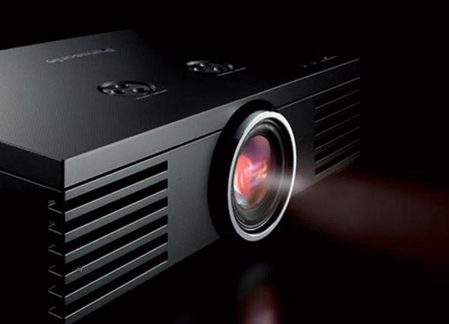 Prezentacja nowoczesnego projektora Panasonic PT-AT5000E